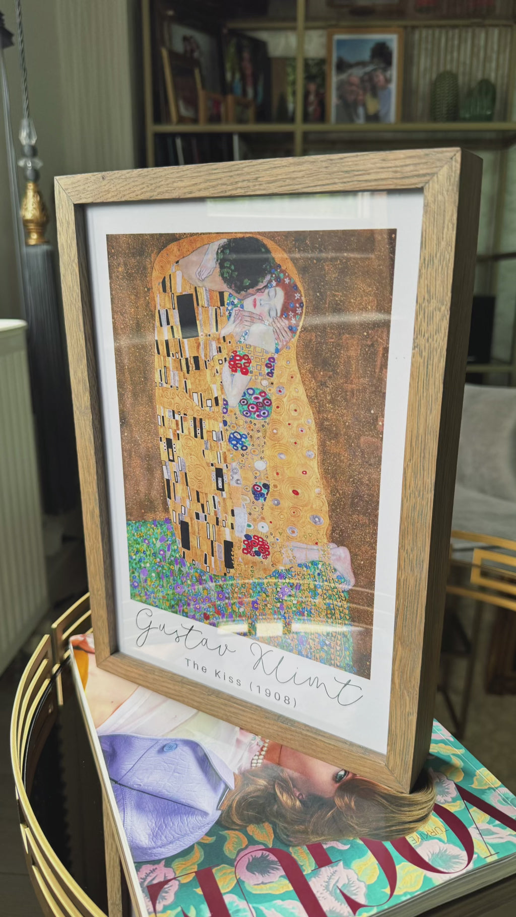 A4 Derin 4 cm Masif Meşe Ahşap Çerçeve – Grey Mist | Klimt “The Kiss” Sanat Baskısı Dahil | İskandinav Duvar Sanatı